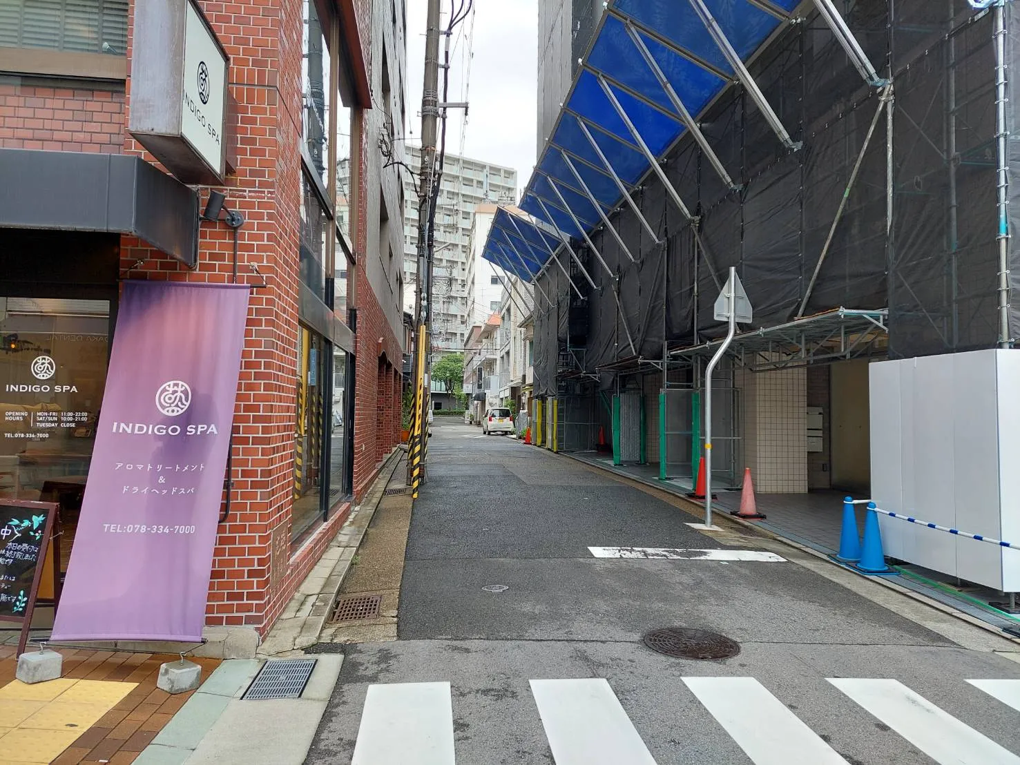 店舗に続く道