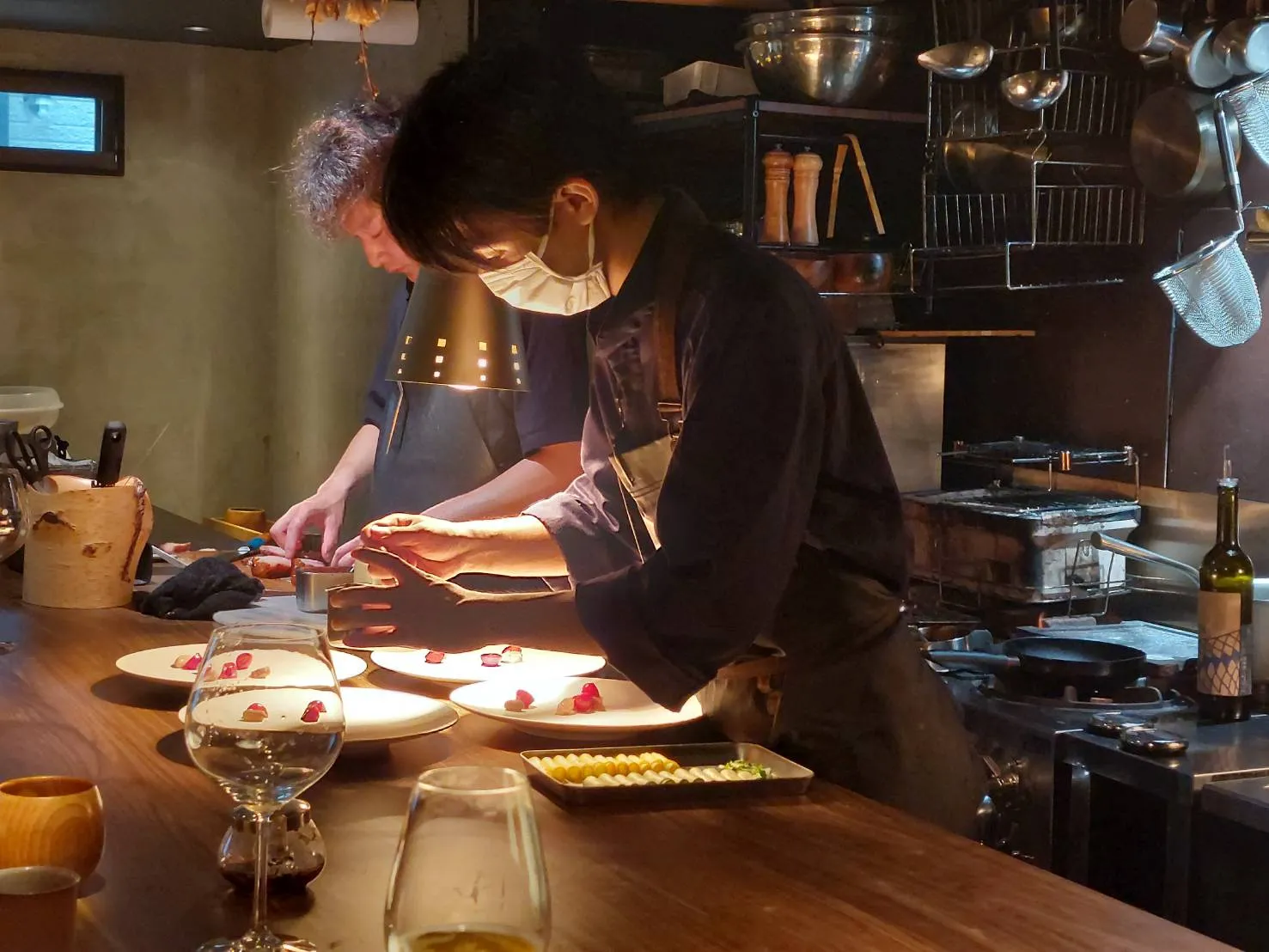 カウンター席から眺めるシェフの料理
