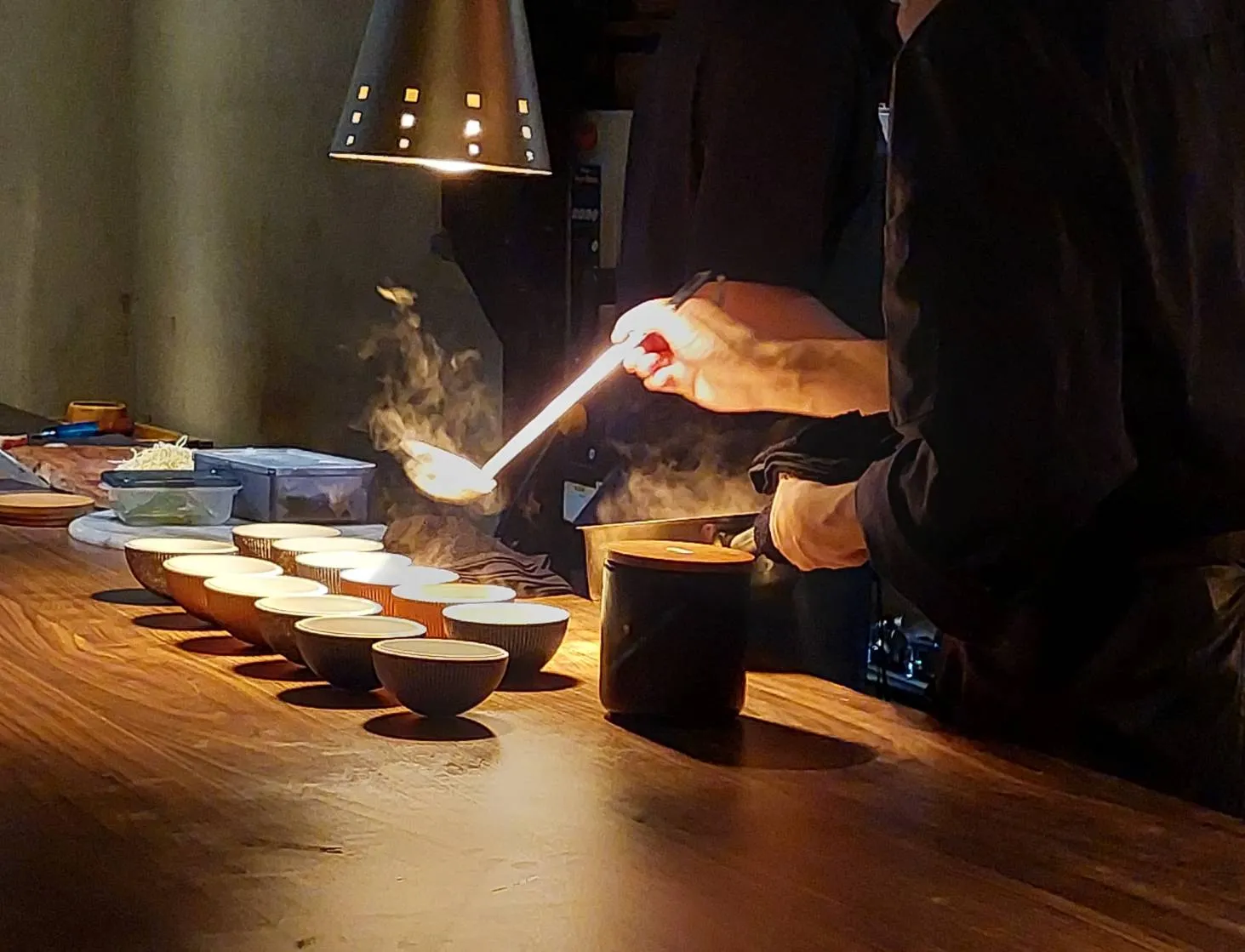 カウンター席から眺めるシェフの料理