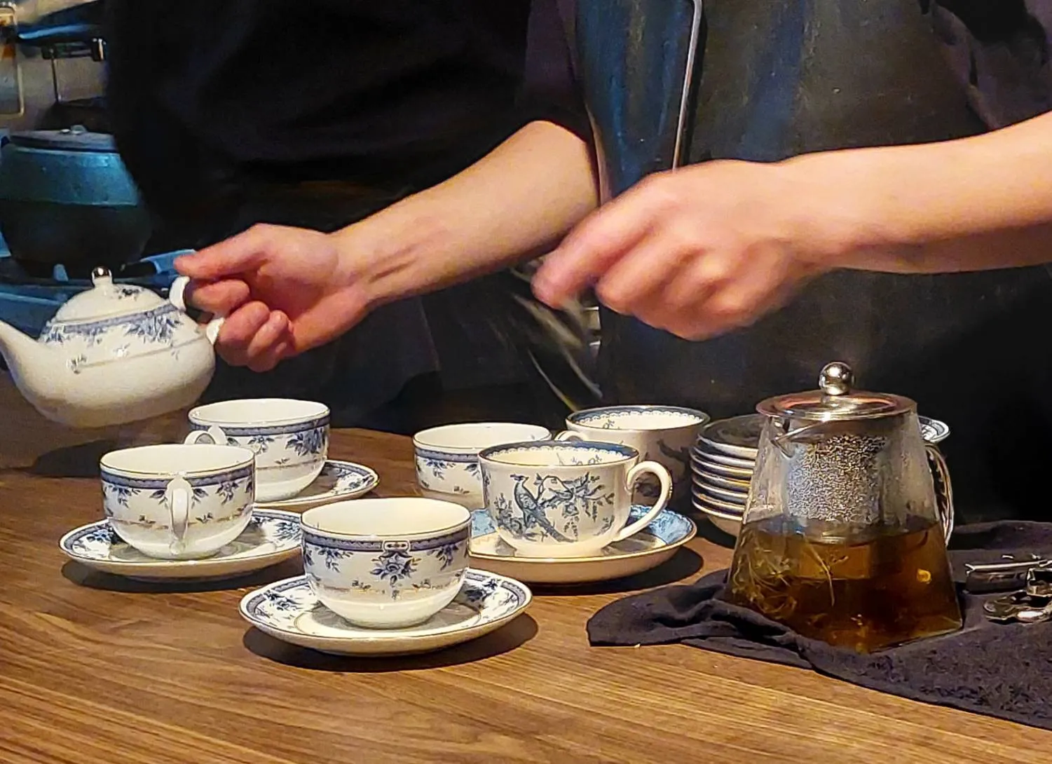 お茶を注がれる様子