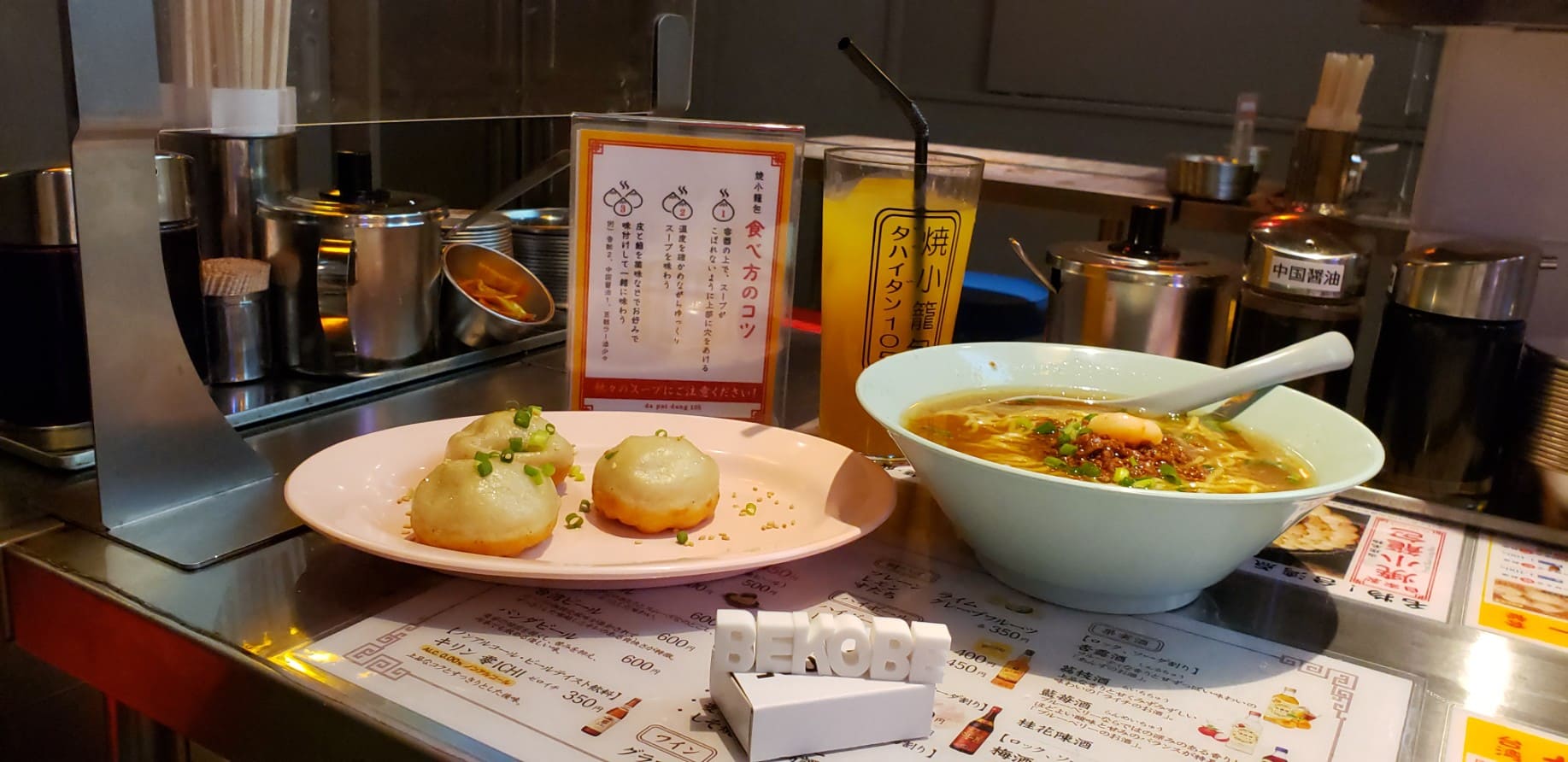 『焼小籠包dapaidang105(ダパイダン105)EKIZO神戸三宮店』台湾屋台を醸し出すカラフルなお店!