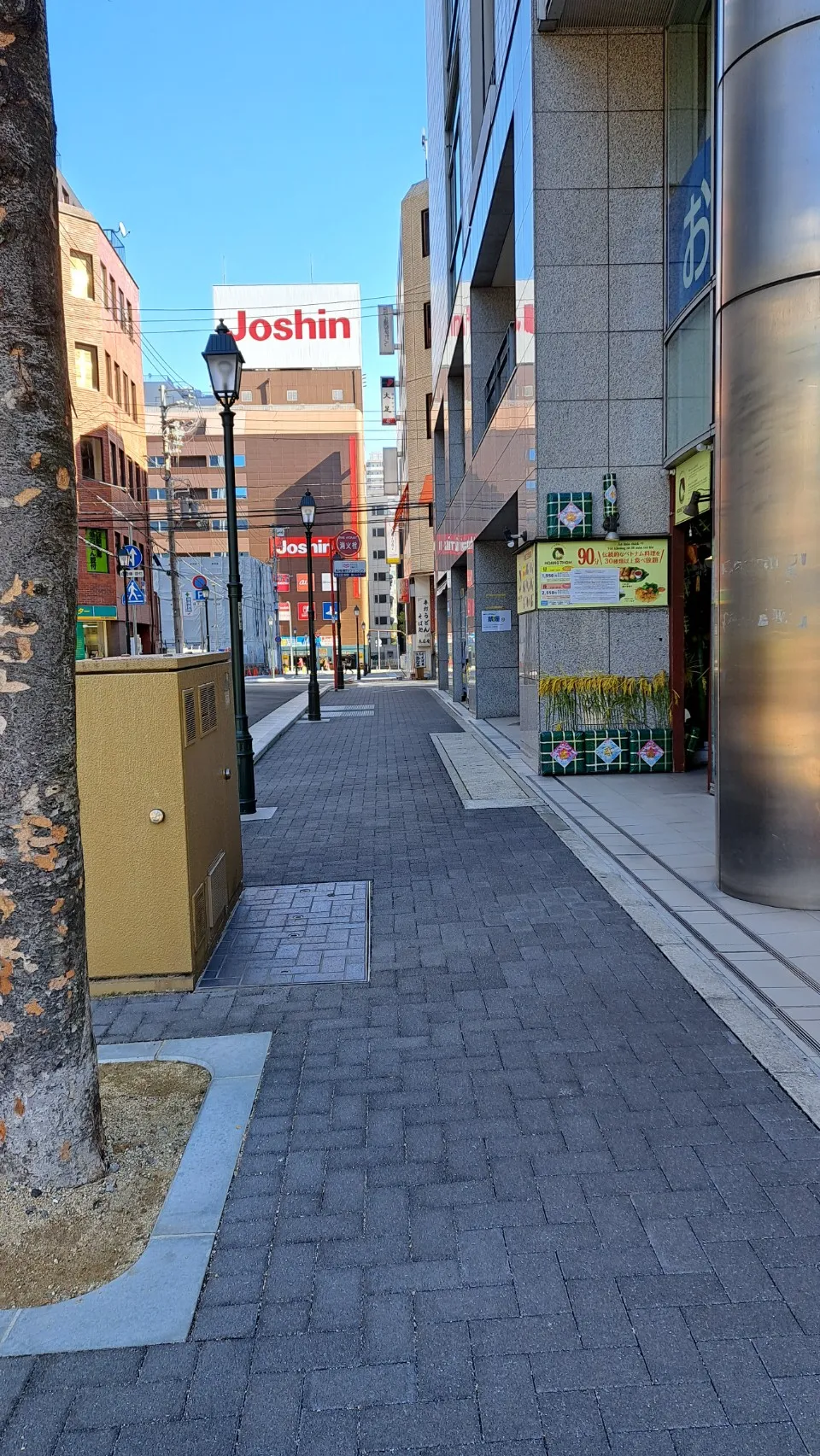 東に入る