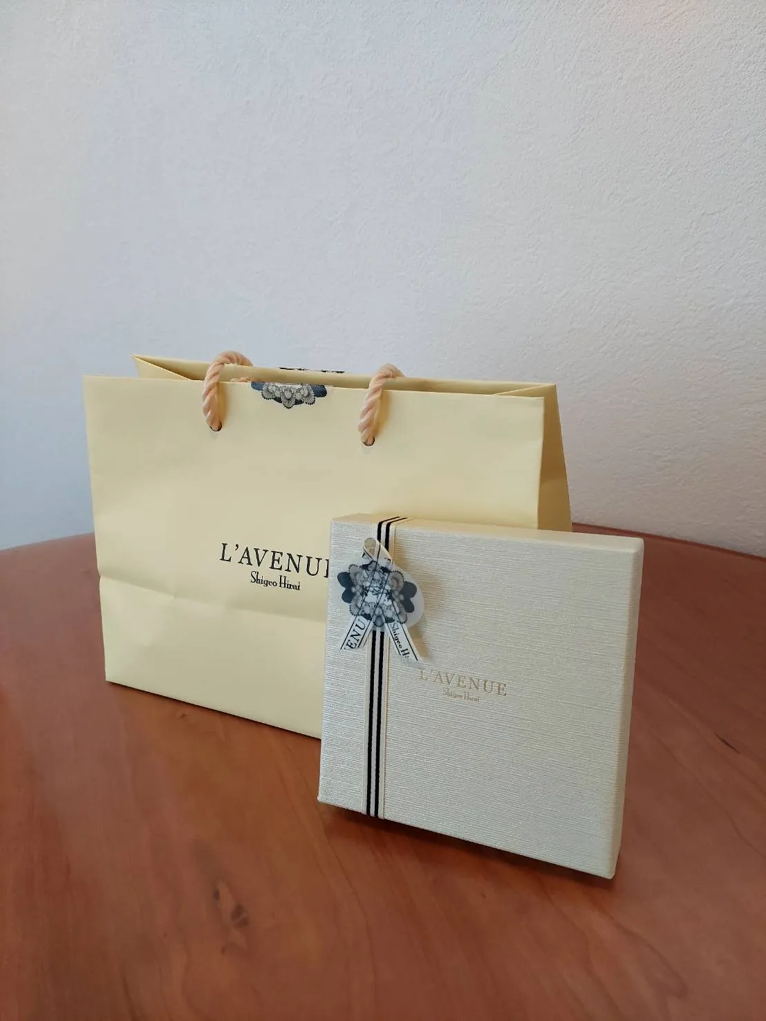 チョコレートの箱と紙袋