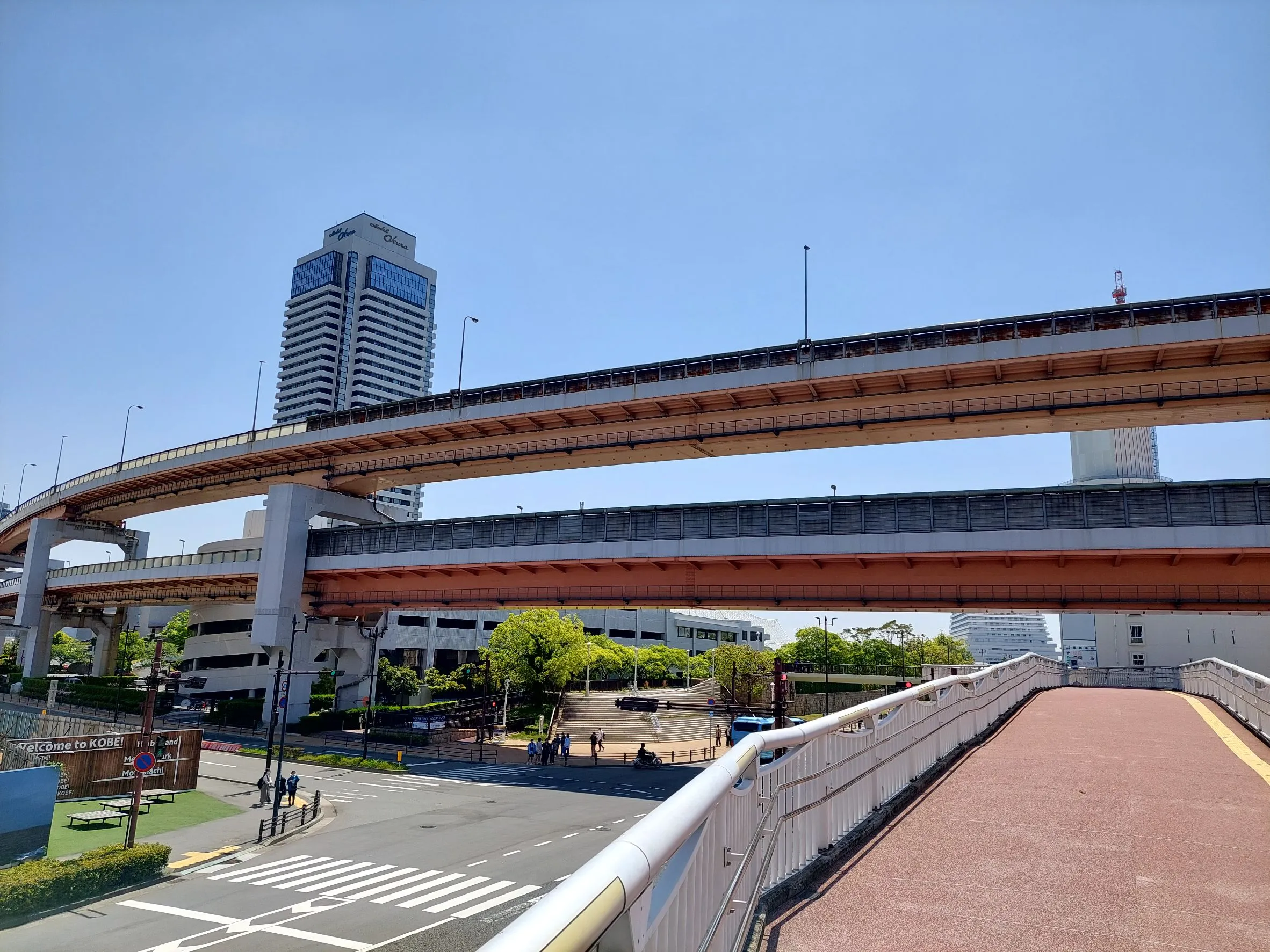 湾岸道路下の陸橋