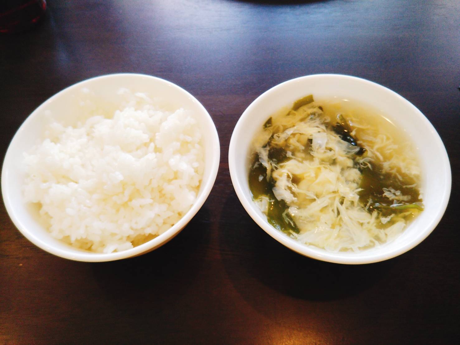 溶き玉子とわかめのスープとご飯