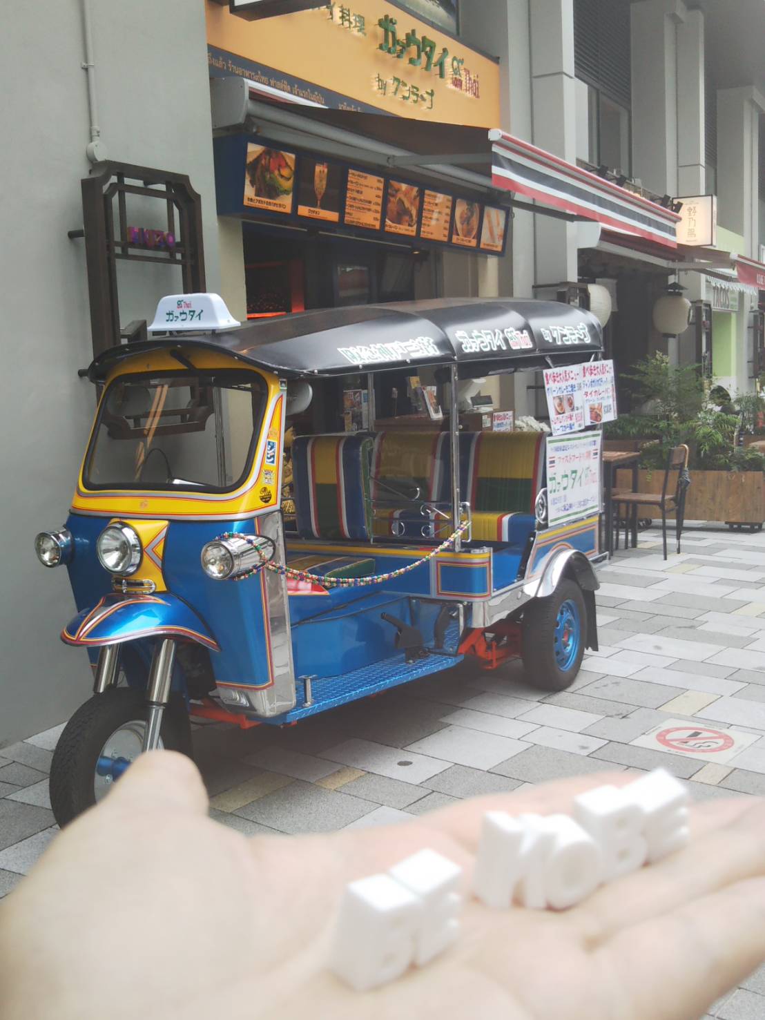 トゥクトゥクがお店の前に展示しています