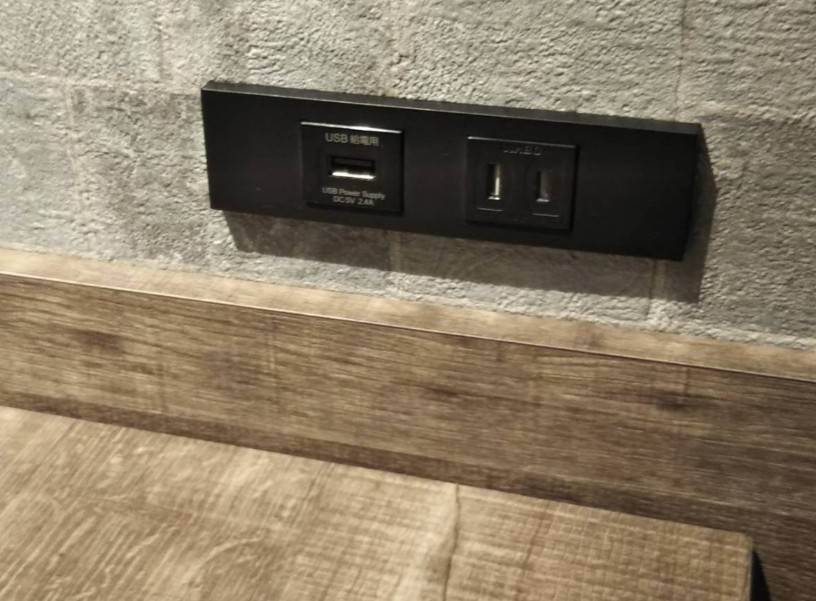 テーブルに備え付けられているコンセントとUSB