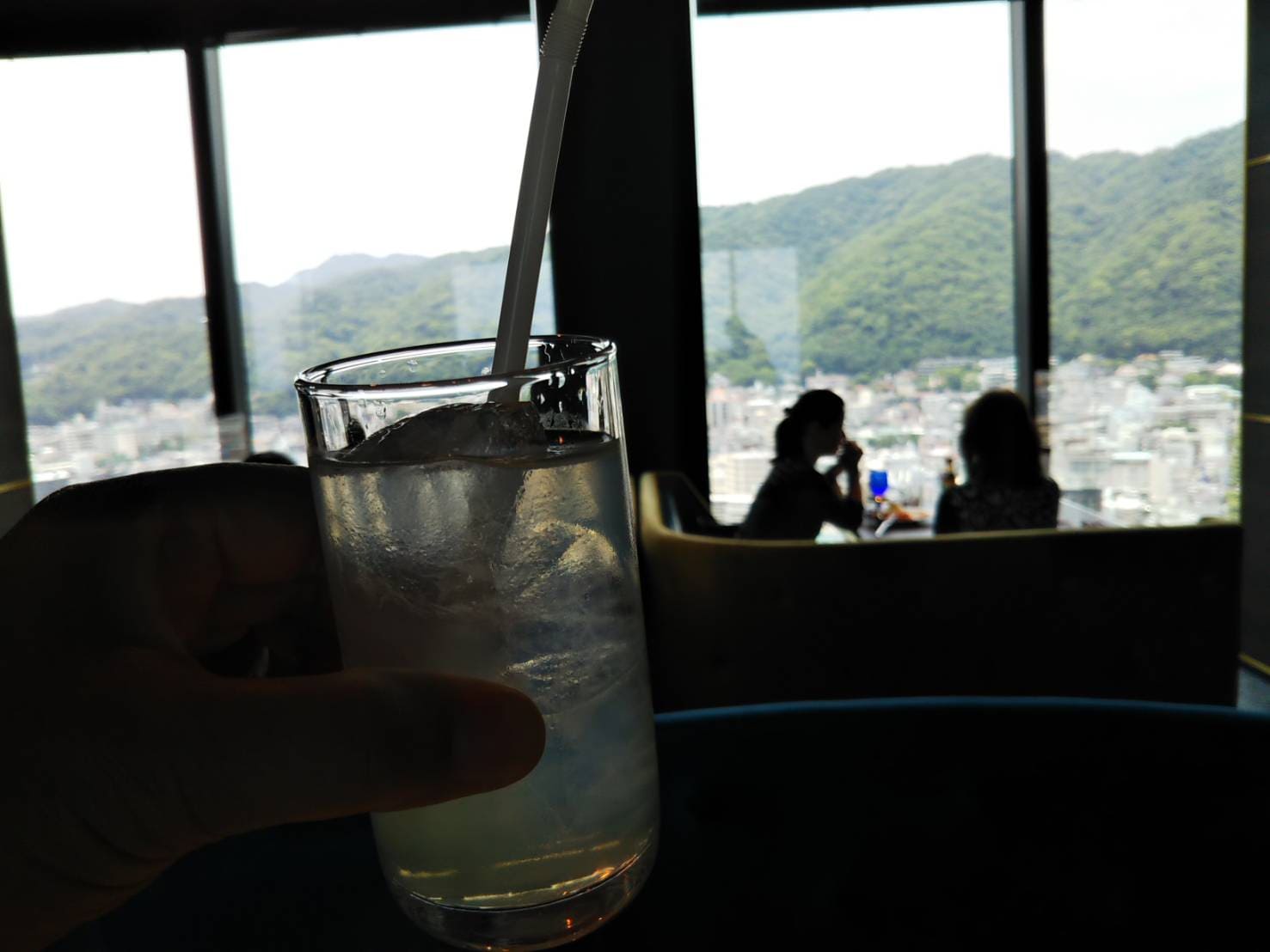 景色の六甲山系を背景に ジンジャーエール