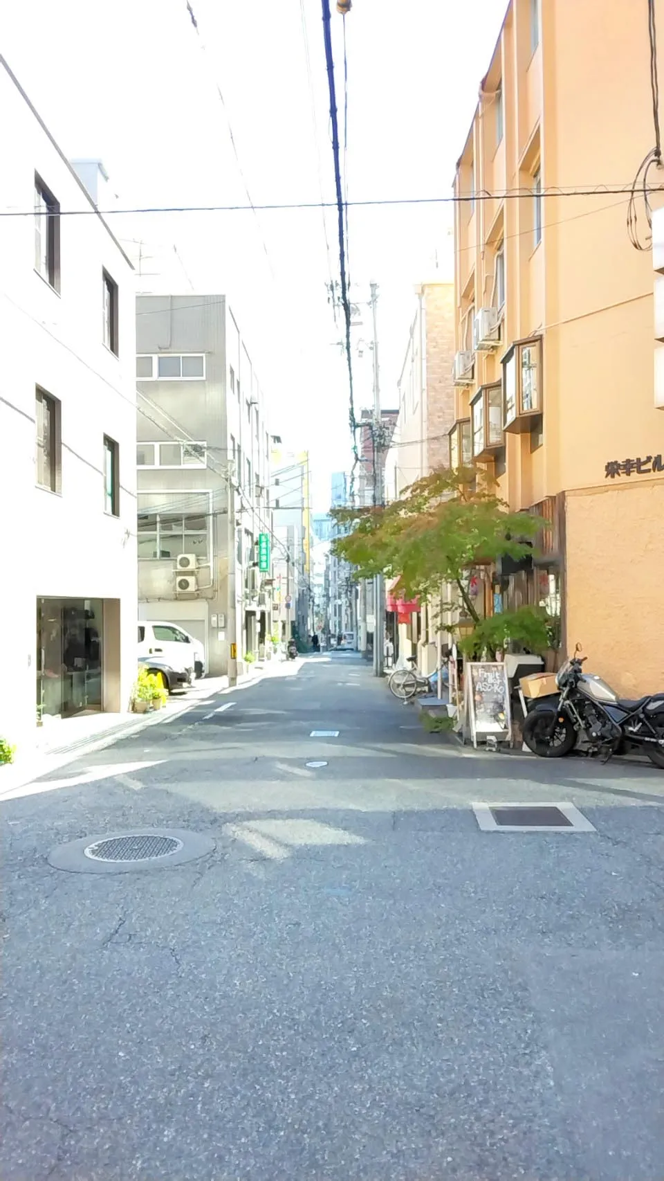 赤いテントのショップ