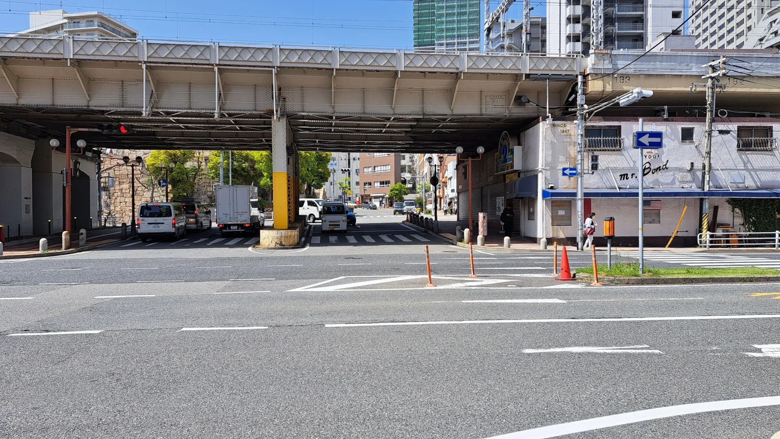 アキト店前