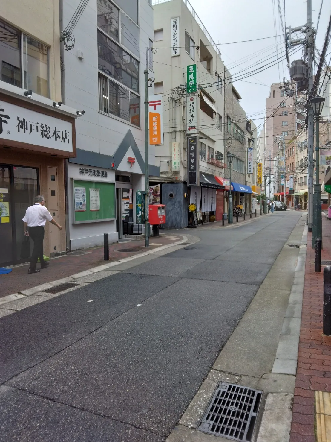 元町郵便局の通り