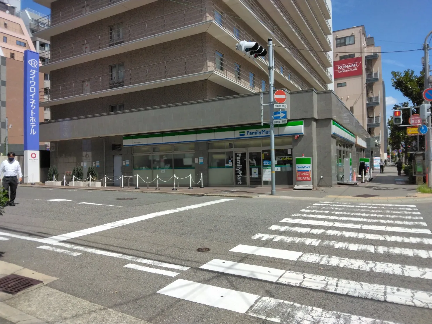 ファミリーマート前信号