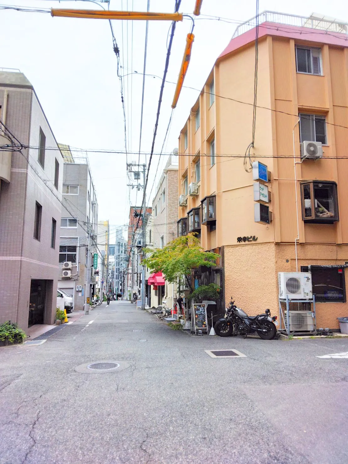 オブジェのあるビル