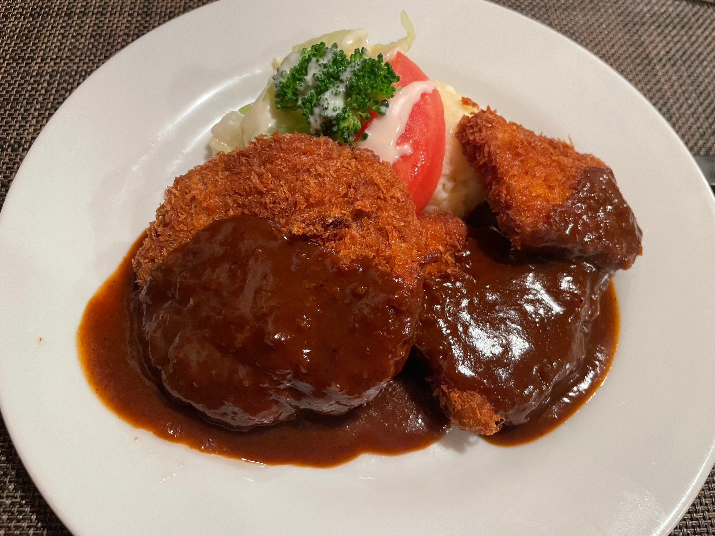 行列のできる洋食屋『グリル末松』でランチ🎵