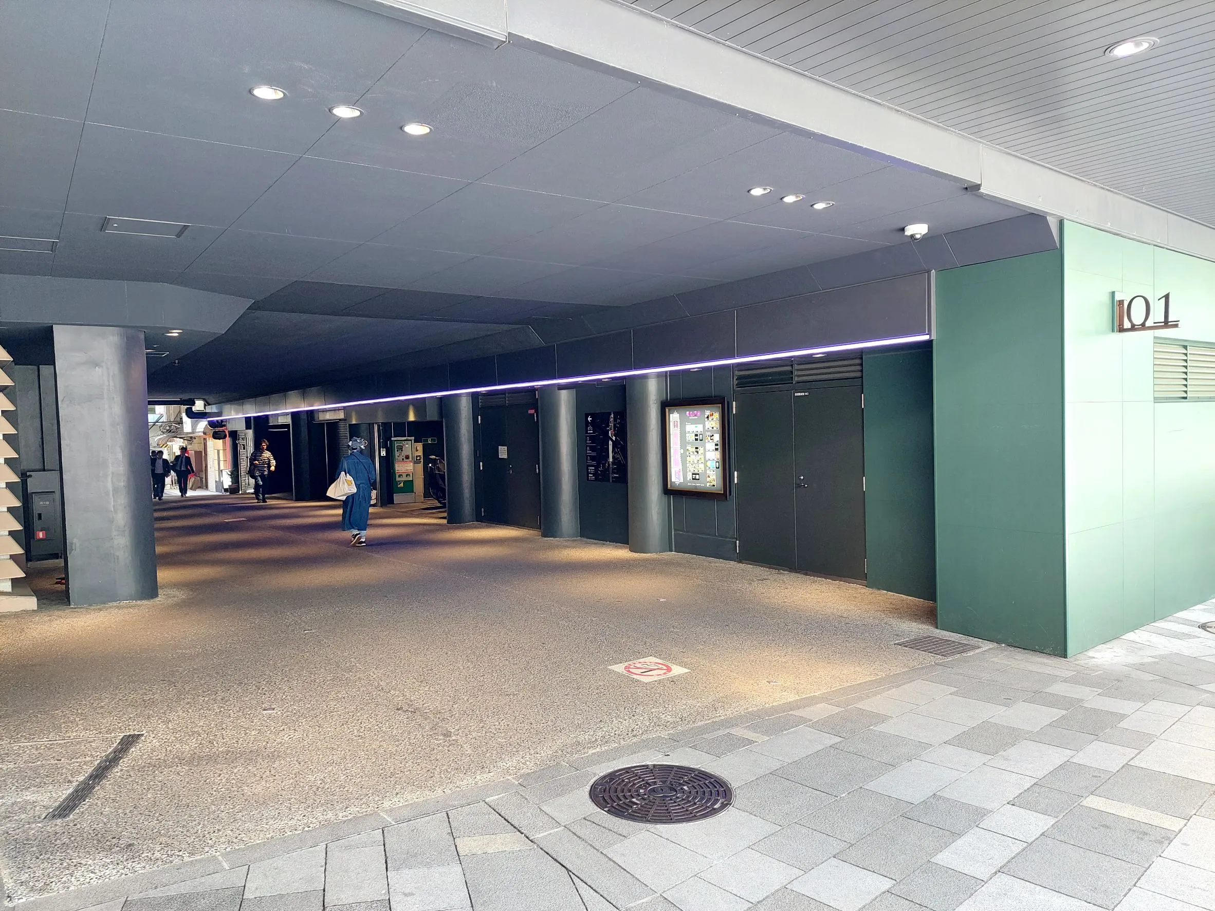 阪急神戸三宮駅高架下