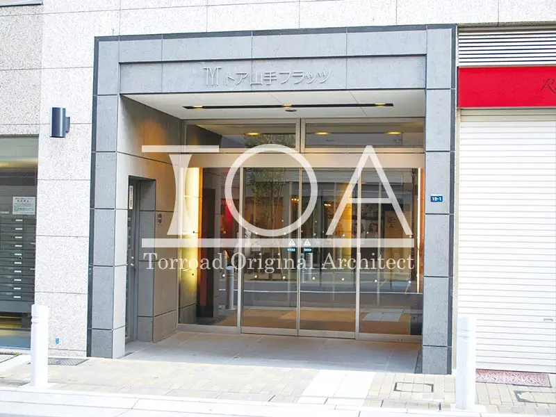 トア山手フラッツ エントランス前