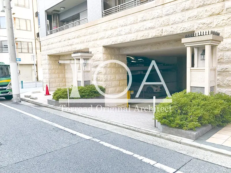 ウォームスヴィル元町通 駐車場前