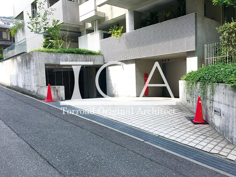 ワコーレ山本通ヴェルツィオ 駐車場前