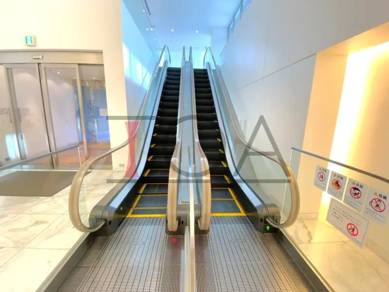 ディーグラフォート大阪NYタワーHIGOBASHI エントランス前エスカレーター