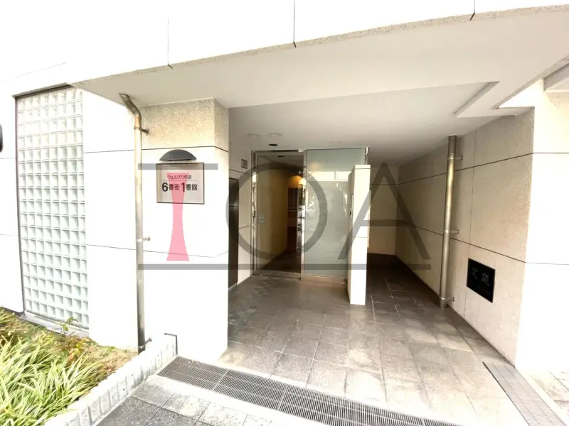 ウェルブ六甲道6番街1番館 エントランス前